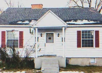 A szegény idős nő egyedül sír a hideg házban, miután a lánya kirúgta