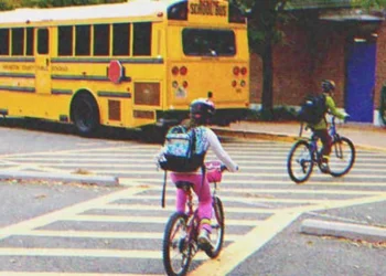 Az apa észreveszi, hogy lánya tovább marad az iskolabuszban, mint mások, és úgy dönt, hogy követi őt