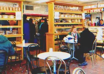 Egy nő ételt hagy a hajléktalanoknak a pékségben, másnap az emberek követik a példáját