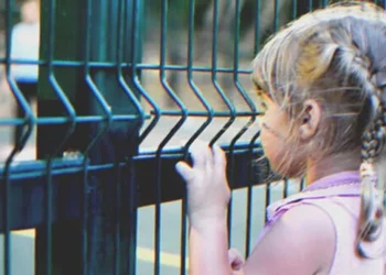 Minden anyák napján az idős úr meglátogatja az árvaházat – Egyszer meglát egy lányt a néhai felesége medáljával