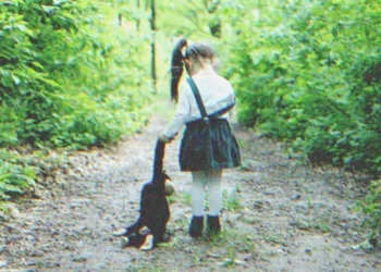 Egy gazdag ember találkozik egy kislánnyal, aki pont úgy néz ki, mint ő – a lány könyörög neki, hogy segítsen az édesanyjának