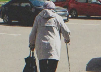 Egyedülálló apa fizeti az idős nő bevásárlását – egy autót kap ajándékba