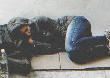 Egy hajléktalan fiatal nő egy hétig nem eszik, hogy vehessen egy telefont és felhívhassa az édesapját