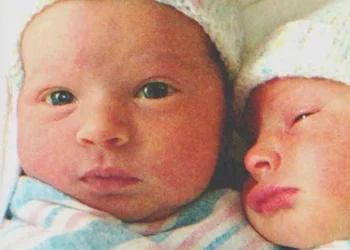 A feleség, aki biztos benne, hogy a férjének csak egy gyereke van, találkozik a mostohafia hasonmásával