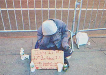 Egy idős nő hajléktalan férfinak nyújt menedéket, majd meglátja, hogy a férfi belopózik a szobájába