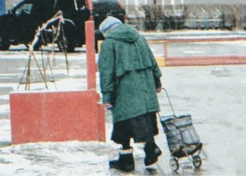 Az idős nő nyugdíjra spórol, de a pénze elfogy, amikor betölti a 103. életévét