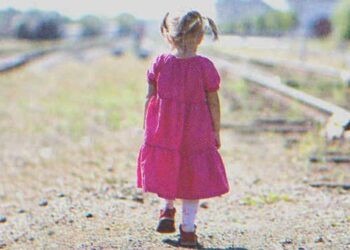 Egy jól öltözött lány turkál az étterem kukájában, a tulajdonos észreveszi és követi őt