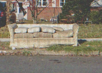 A szegény nő ápolja beteg nagymamáját – csak a régi kanapét örökli halála után