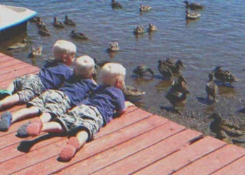 A gazdag öregember kizárja a gyerekeit a végrendeletéből, és az egész örökségét árva hármasikrekre hagyja