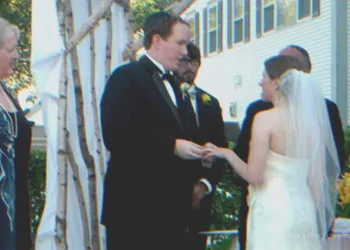 A nő megdöbben, amikor meglátja fia menyasszonyát – 18 éve keresi a lányt