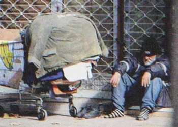 Az idős milliomos hajléktalannak öltözik, és meglátogatja az élelmiszerboltot, hogy megtalálja az örökösét