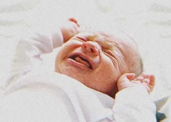 A fiú észrevesz egy elhagyatott babakocsit, benne egy újszülött kislánnyal – évekkel később újra találkoznak