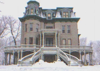 A gazdag öregember 5,4 millió dolláros kúriát hagy hátra – sem a felesége, sem a lánya nem örökli