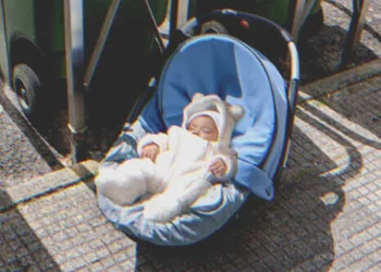 A szemetesember örökbe fogadta a kukában hagyott vak babát, 23 évvel később a fiúnak milliós cége van