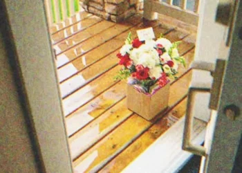 Az özvegy asszony minden héten virágot talál a küszöbén – fogalma sincs, ki hozta