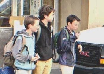 Tizenéves diákok megtudják, hogy kedvenc zenetanárukat kirúgták, később a szemetes mellett látják megbetegedve