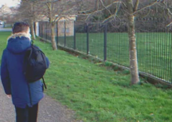 Az anya leszidja a fiát, amiért lóg az órákról – másnap reggel egy idős hölgy jelenik meg a házánál