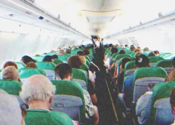 Az idős nőt nem engedték business osztályon repülni, majd a pilóta fotója kiesett a táskájából…