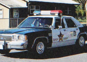 A kisfiú nem enged be senkit a szobájába, amíg a rendőr meg nem érkezik és be nem lép