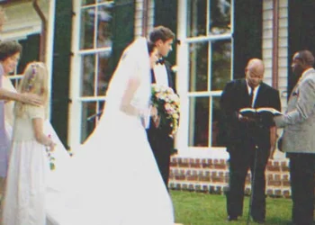 Két évvel apja halála után a lánya ajándékot kap tőle az esküvője napján