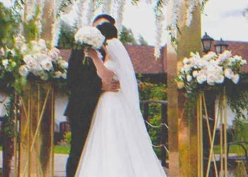 Hajléktalan férfi jelenik meg a fényűző esküvőn, hogy lássa a menyasszonyt, aki elárulta őt