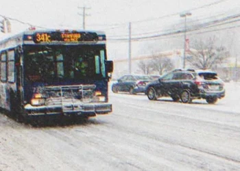 A szegény fiú kifizeti a buszköltséget egy anyukának és gyerekének – az anyja 1 millió dollárt kap cserébe