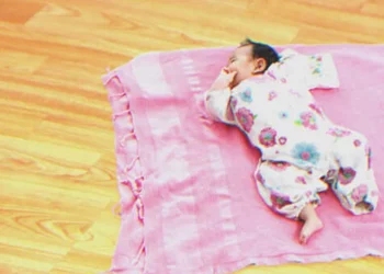 A kétgyermekes dolgozó anya hazatérve 5 hónapos fiát egyedül találja a padlón