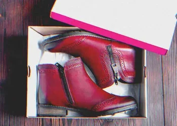 Egy idős hölgy, akinek nincs pénze cipőre, egy új pár piros cipőt talál a küszöbén