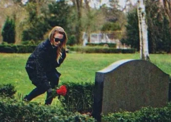 A nő ellöki magától a biológiai anyját, majd megtudja, hogyan végrendelkezik