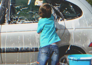 A fiú autót mos, hogy pénzt gyűjtsön egy idős úr kezelésére – Hatalmas csomagot kap jutalomként