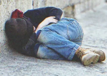 A nő elérzékenyül, amikor meglátja a szegény vak fiút, aki a fiára emlékezteti