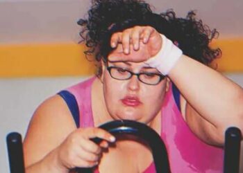 A lány csúnyán kigúnyolja a duci, konditeremben edző nőt, később megtudja, hogy csak így lehet gyereke