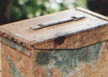 A nagymama egy piszkos szerszámosládát ad az unokájának, amit csak a halála után nyithat ki