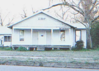 A nő évek óta először tér haza, és nem találja a házban idős szüleit