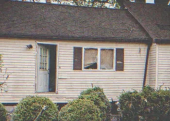 A fiú, aki évekig nem látogatta meg édesanyját, visszatér és látja, hogy a házuk romokban áll