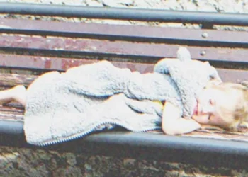 A nő befogad egy mezítlábas lányt, akit az utcán talált – a lány apja néhány nappal később felbukkan