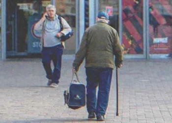 Minden reggel egy idős férfi teli táskát visz a metróba és este egy csokor virággal tér vissza