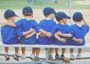 A gazdag férfi, aki minden reményét elvesztette, hogy apa legyen, egyszerre 5 gyereket fogad örökbe