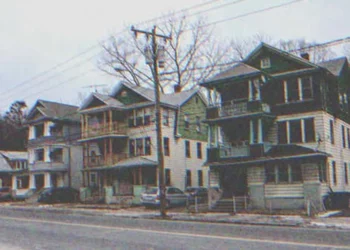 A milliárdos elveszíti pénztárcáját egy szegény városban, és még aznap este felhívják: „Gyere az Oak Streetre!”