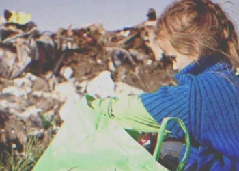 Egy férfi véletlenül meglátja lánya pontos mását az utcán koldulni, és követi őt