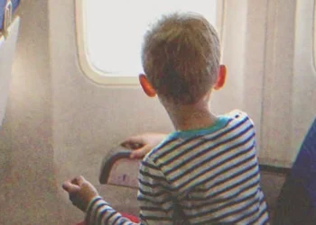 Az utasok figyelmen kívül hagyják a síró kisfiút, amíg egy nő rá nem jön, hogy rossz gépen van