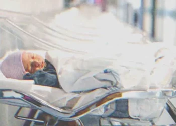 A nő biztos volt benne, hogy fia közvetlenül a születése után meghalt, 3 évvel később a Facebookon ismeri fel az anyajegyét