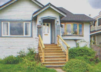 Hazatérve az ünnepekre, a fiú megtudja, hogy az anyja eltűnt, és romlott élelmiszereket lát a hűtőben