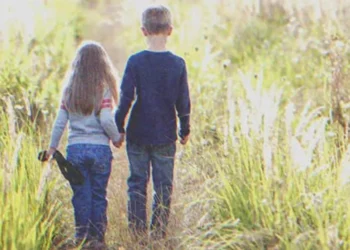 A fiú elviszi a szüleihez a lányt, akivel találkozott, és azt mondja, hogy a nővére, és mutat nekik egy darab papírt