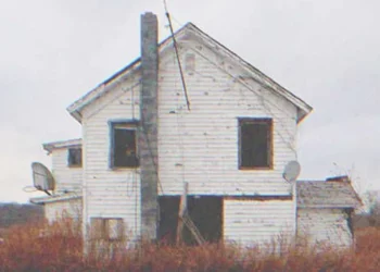 Egy férfi 30 év után meglátogatja elhunyt szülei házát, és találkozik egy csavargóval, akinek ugyanolyan anyajegye van, mint neki