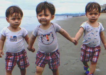 Az idős özvegyasszony egy másik városba utazik, és olyan hármas ikrekbe botlik, akik úgy néznek ki, mint a néhai fia