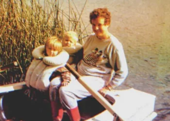 Édesanyja halála után a fia véletlenül megtalálja gyerekkori képét anyjával és egy fiúval, aki úgy néz ki, mint ő