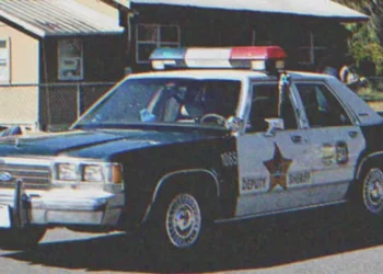 Rendőrök törnek be egy elhagyatott házba – egy síró kisfiút találnak a sarokban