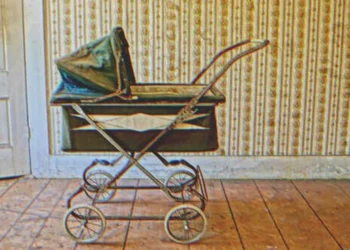 Az újszülött minden alkalommal sír, amikor a régi babakocsiban van, amíg a nagymama nem talál egy rejtett réteget az ülés alatt