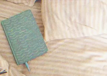 A férfi gúnyolódik a feleségén, mert szülés után meghízott – megtalálja a naplóját, miután kórházba került